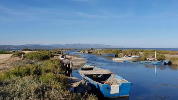 Traditionelles hölzernes Fischerboot vor Anker im Ebro-Delta — Stockvideo