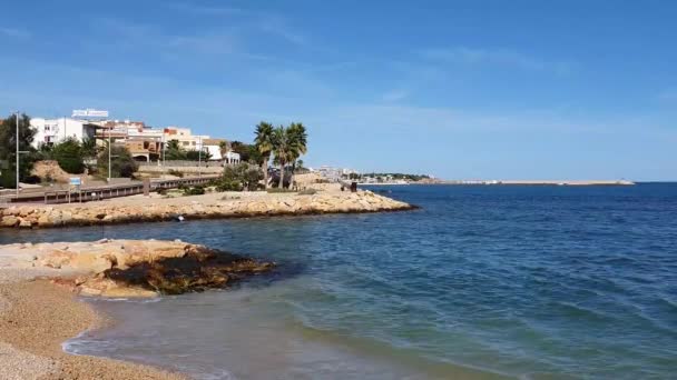 Uitzicht op de typische mediterrane stad. Lampolla, Tarragona — Stockvideo