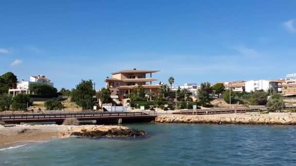 Pemandangan Kota Mediterania yang khas. LAmpolla, Catalunya — Stok Video