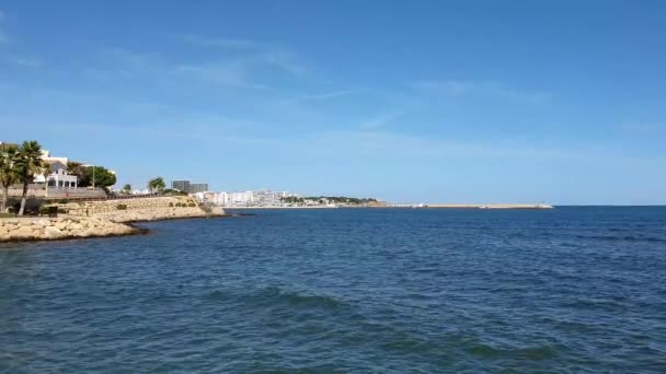 Uitzicht op typische mediterrane stad LAmpolla, Catalonië — Stockvideo