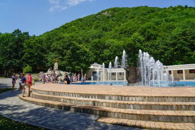Zheleznovodsk Parkı 'nda güneşli bir günde İnsanlarla Çeşme