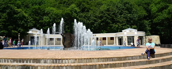 Fontana con la gente in una giornata di sole nel parco di Zheleznovodsk, Panorama — Foto Stock