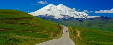 Panorama Yolu, Elbrus Dağı 'na Yeşil Çayır ve Yazın Araba ile çıkıyor. Kuzey Kafkasya, Rusya