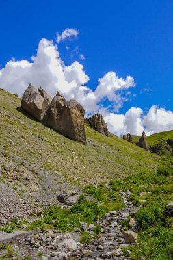 Elbrus Bölgesindeki Kaya Peyzajı, Bulutlu Gökyüzü, Dikey