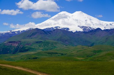 Yazın Elbrus Dağı 'na çıkan Panorama Yolu.