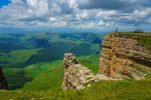 美しいアメージングBermamyt高原 ロシアのコーカサスエルブラス地方緑の草原 パノラマ劇的な空の夏の風景 — ストック写真