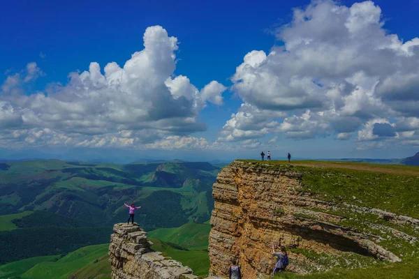 ベルマミット プラトー ロシア7月1日 2020年 人々はアメイジング バーマミット高原で写真を撮る ロシアのコーカサスエルブラス地方緑の草原 パノラマ劇的な空の夏の風景 — ストック写真