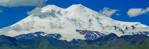 Muhteşem Panorama View Elbrus Green Meadow Hills Bir Yaz Gününde — Stok fotoğraf