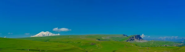Increíble Elbrus Green Meadow Hills Día Verano Cáucaso Norte Karachay — Foto de Stock