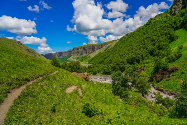 Hermoso Paisaje Prado Con Camino Pie Las Montañas Del Cáucaso — Foto de Stock