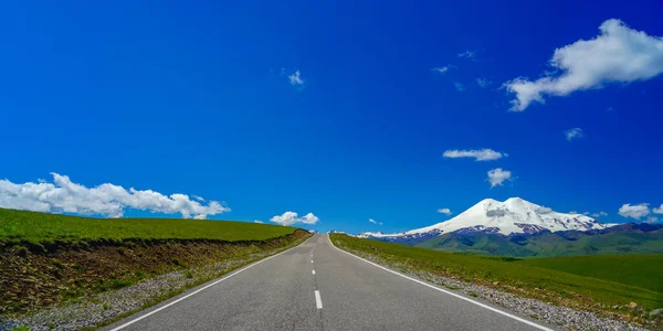 Panorama Road Leidt Naar Mount Elbrus Met Groene Weiden Zomer — Stockfoto