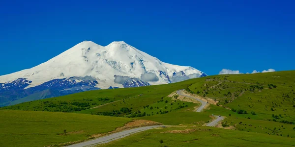 全景山路通往Elbrus山 夏天有绿色的草地 俄罗斯北高加索地区 — 图库照片