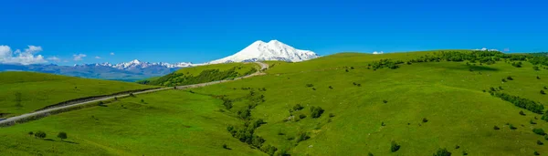 Incredibile Elbrus Green Meadow Hills Una Giornata Estiva Caucaso Settentrionale — Foto Stock