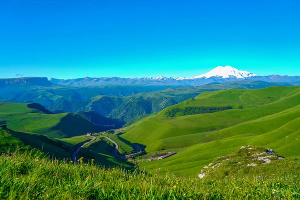 Elbrus e Green Meadow Hills in una giornata estiva. Caucaso settentrionale, Russia — Foto Stock