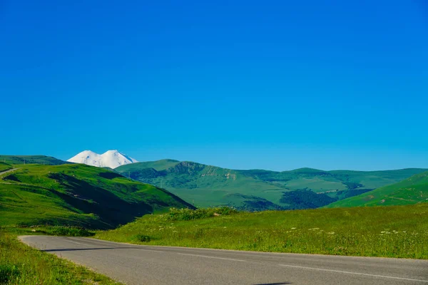 Panorama Road leidt naar Mount Elbrus in de zomer. — Stockfoto