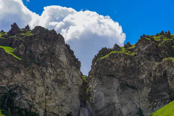 La cascada del sultán en el río Kyzyl-Su. Elbrus, Kabardino-Balkaria — Foto de Stock