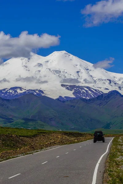 Strada panoramica che conduce al Monte Elbrus con auto. — Foto Stock