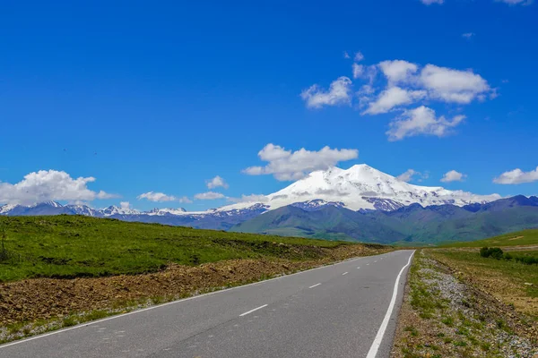 Panoramaweg die naar de Elbrus leidt — Stockfoto