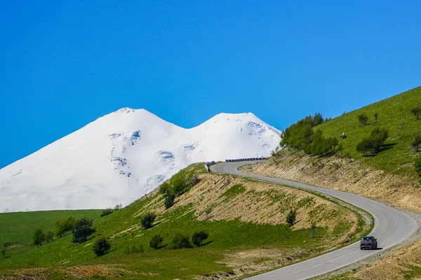 Yazın Elbrus Dağı 'na Giden Yol. — Stok fotoğraf