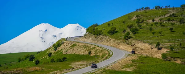 Strada panoramica che conduce al Monte Elbrus in estate. — Foto Stock