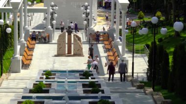 ZHELEZNOVODSK, STAVROPOL REGION, RUSSA - 20 Haziran 2020: Zheleznovodsk Şehir Parkı. Küçük Çeşme ve Heykeller, insanların parkta yürümesiyle kapanır.