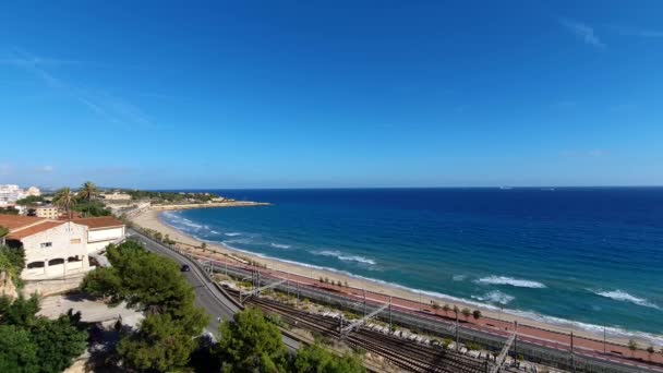 Bezienswaardigheden in Tarragona. Treinlijn en Middellandse Zee — Stockvideo