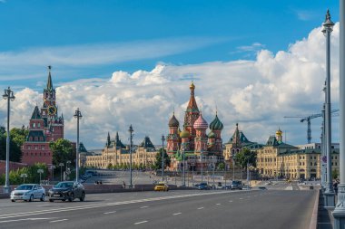 Moskova 'daki St. Basils Katedrali, Kremlin yakınlarında. Kremlin ve Spasskaya Kulesi