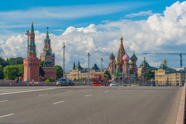Moskova 'daki St. Basils Katedrali, Kremlin yakınlarında. Kremlin ve Spasskaya Kulesi