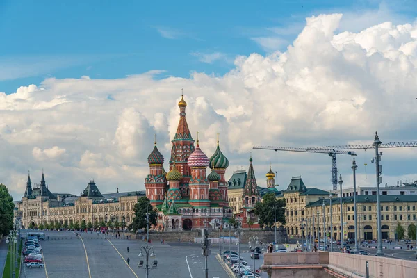 Καθεδρικός ναός του Αγίου Βασιλείου στη Μόσχα, κοντά στο Κρεμλίνο. Πύργος Κρεμλίνου και Σπασκάγια — Φωτογραφία Αρχείου