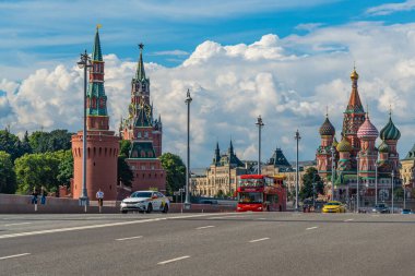 Moskova 'daki St. Basils Katedrali, Kremlin yakınlarında. Kremlin ve Spasskaya Kulesi