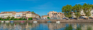 AGDE, FRANCE, 19 Temmuz 2020: Agde, Languedoc-Roussillon Fransa Limanı 'ndaki Herault Nehri, Panorama