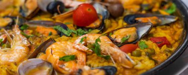 İspanyol deniz ürünleri Paella de Marisco, midyeli Paella Marinera, kabuklu deniz ürünleri ve karides, panorama manzaralı