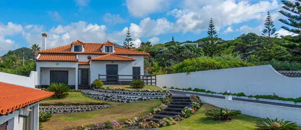 Sao Miguel ポルトガル7月18日 2020年 ポルトガルのアゾレス諸島 サンミゲル島の庭付きの美しいフェンスで囲まれた高級住宅 本物のポルトガルの家 — ストック写真