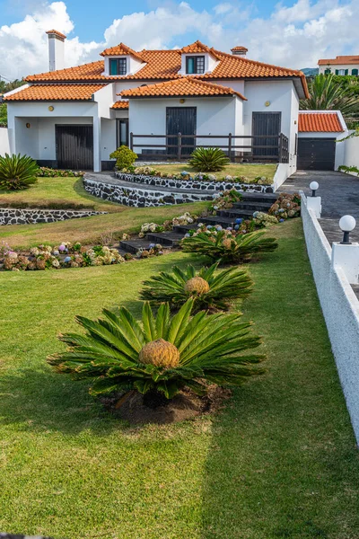 Sao Miguel ポルトガル7月18日 2020年 ポルトガルのアゾレス諸島 サンミゲル島の庭付きの美しいフェンスで囲まれた高級住宅 本物のポルトガルの家 — ストック写真