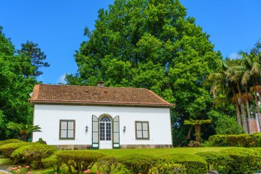 SAO MIGUEL, PORTUGAL 18 Temmuz. 2020: Bahçeli güzel bir ev, Sao Miguel adasında, Azores, Portekiz. Özgün Portekiz evi.