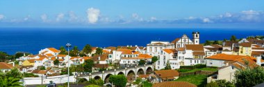 Sao Miguel Adası, Azores 'teki Nordeste manzarası. Nordeste Köyü 'ndeki eski taş kemer köprüsü, Sao Miguel, Azores. Portekiz 'in Sao Miguel adasında beyaz kasaba binaları olan Nordeste köyü..
