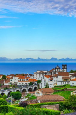 Sao Miguel Adası, Azores 'teki Nordeste manzarası. Nordeste Köyü 'ndeki eski taş kemer köprüsü, Sao Miguel, Azores. Portekiz 'in Sao Miguel adasında beyaz kasaba binaları olan Nordeste köyü..