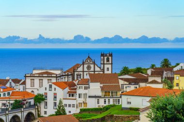 Sao Miguel Adası, Azores 'teki Nordeste manzarası. Nordeste Köyü 'ndeki eski taş kemer köprüsü, Sao Miguel, Azores. Portekiz 'in Sao Miguel adasında beyaz kasaba binaları olan Nordeste köyü..