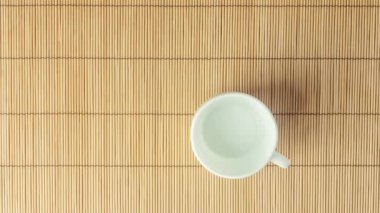 Stop motion, animasyon. Bir tabak ve siyah doğal kahve kek