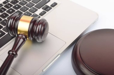 Siber suç konsepti. Beyaz arka planda dizüstü bilgisayarı olan yargıç çekiç ya da tokmak.