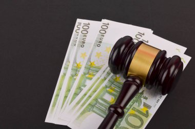 Gavel, siyah arkaplan üzerine Avro banknotları olan hakim avukat adayı.