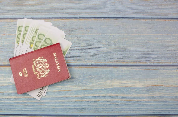 Διαβατήριο Και Χαρτονομίσματα Ξύλινο Φόντο Διακοπές Ταξίδια Στο Εξωτερικό Παγκόσμιο — Φωτογραφία Αρχείου