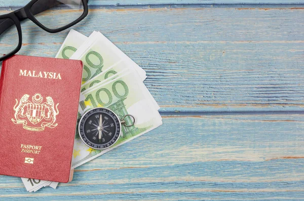 Útlevél Bankjegyek Fából Készült Háttérrel Nyaralás Külföldi Utazás Vagy Világtúra — Stock Fotó
