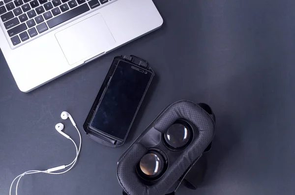 Virtual Reality Glasses Smartphone Laptop Black Background Selective Focus — Stock Photo, Image