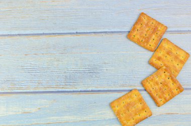 Tahta arka planda şekerli krakerler.