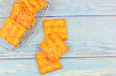 Tahta arka planda şekerli krakerler.