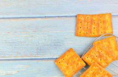 Tahta arka planda şekerli krakerler.