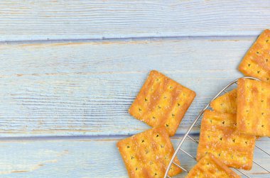 Tahta arka planda şekerli krakerler.