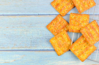 Tahta arka planda şekerli krakerler.