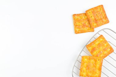 Beyaz arka planda şekerli krakerler.